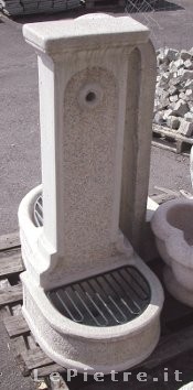 Fontana tipo vedovella con accostamento al muro