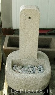 Fontana vedovella in granito bocciardato per giardino