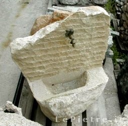 Fontana in sasso arenaria scavato a mano