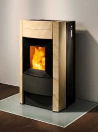 Esempio stufa a pellet dalle grandi dimensioni con rivest. in ceramica