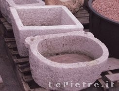 Vasche e fioriere antiche in pietra