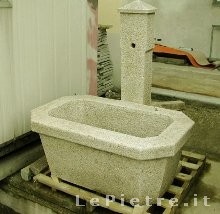 Fontana in granito bocciardata esagonale grande