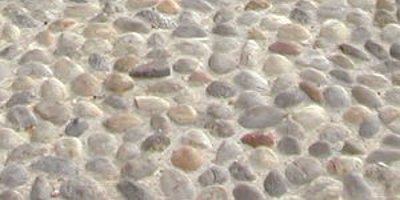 Pavimentazione in ciottoli di fiume e rizzata colore misto grigio
