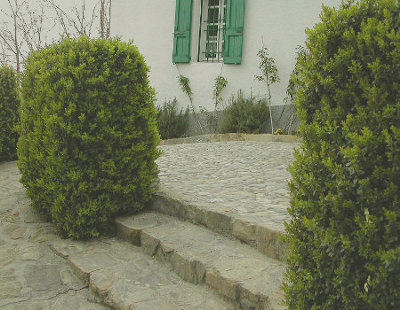 Scala per esterni in pietra rustica e ciottoli