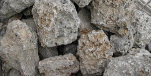 Sassi per giardino informi grigi