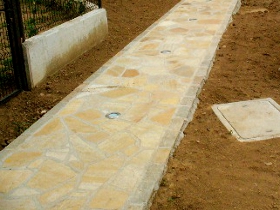 Vialetto_in_pietra_gialla