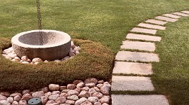 Lastre rettangolari in pietra da giardino e vaso rotondo in granito
