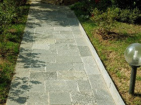 Vialetto giardino in piastrelle di pietra