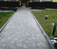 Vialetto in cubetti per il giardino