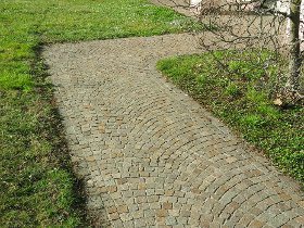Cubetti in pietra per vialetto