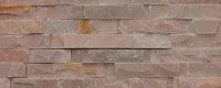 Rivestimento muro in pietra rosa a liste