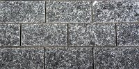 Zoccolino in serizzo 15x31 per pareti superficie naturale